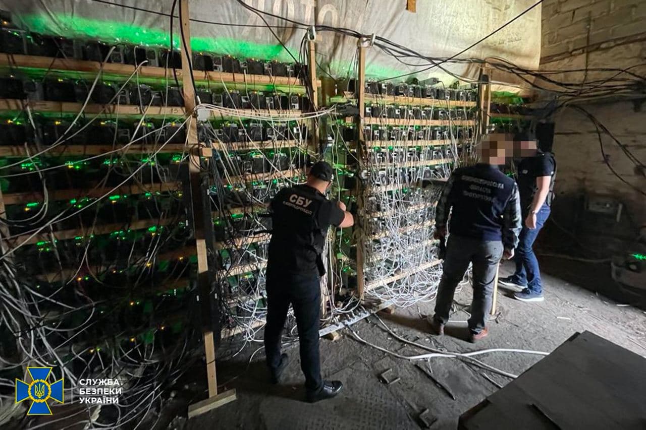 На Днепропетровщине добывали криптовалюту прямо с трансформатора. Скриншот сообщения СБУ
