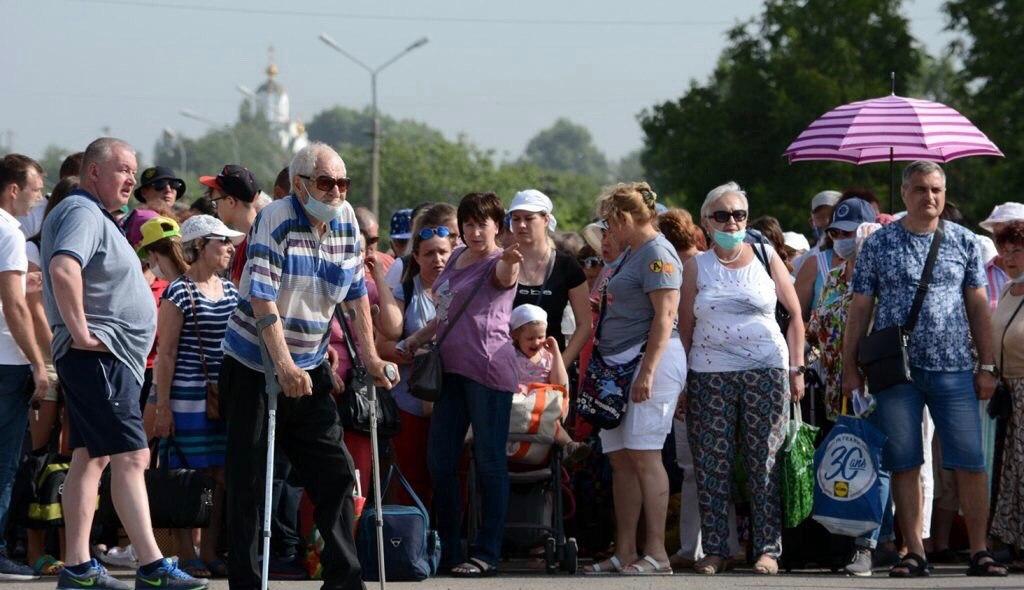 В первый день работы "Еленовки" на выезд из "ДНР" выстроились около 300 человек и 100 автомобилей. Фото: ДАН